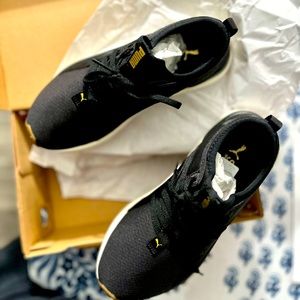 I am selling these brand new woman puma Softride sophia eco with box